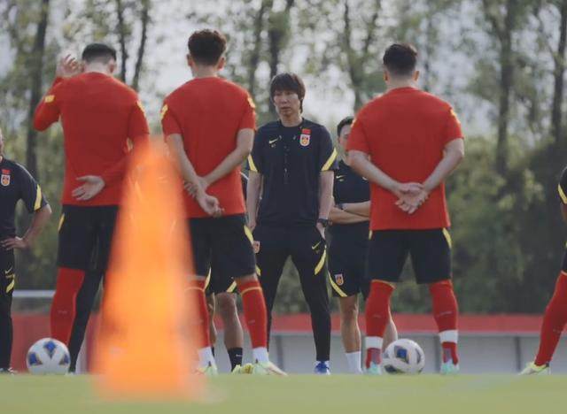 开云体育APP-国足对抗赛首战澳洲首发浮现：442不变欲以攻对攻？